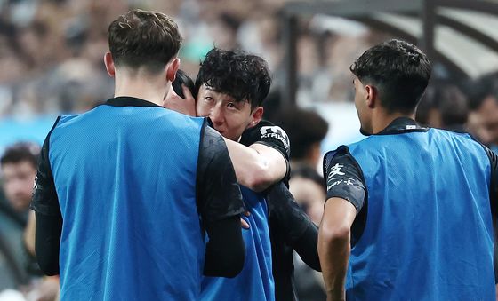 눈물 글썽이는 손흥민