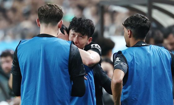 눈물 글썽이는 손흥민