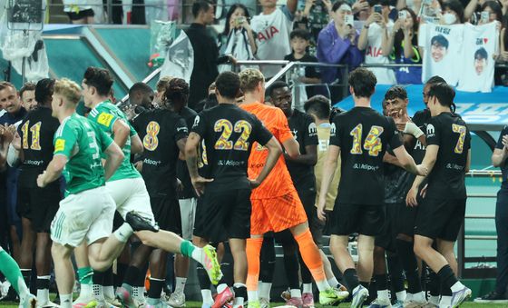 가드오브아너 받는 손흥민