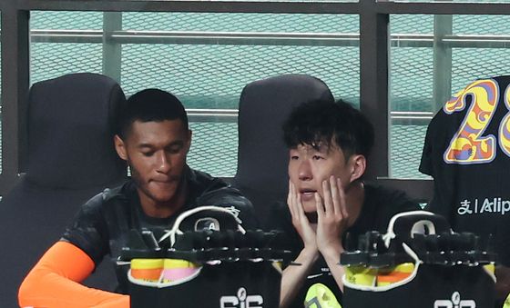 아쉬워하는 손흥민