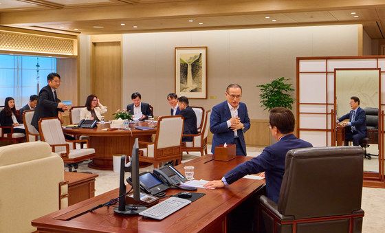 위성락 안보실장과 대화하는 이재명 대통령