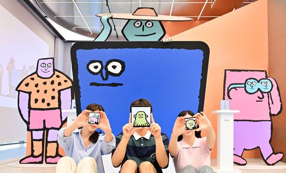 삼성전자, '장 줄리앙 종이 인형' 폴더블 체험존 운영