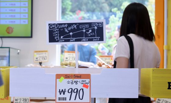 '가성비 끝판왕' 슈카 ETF 베이커리 '990원 소금빵' 매진행렬