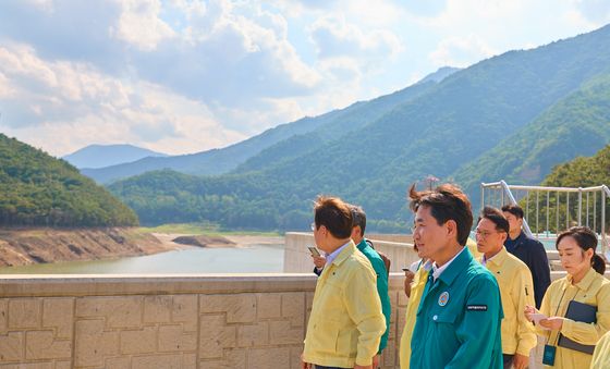 오봉저수지 찾은 이재명 대통령, 가뭄 피해 상황 점검