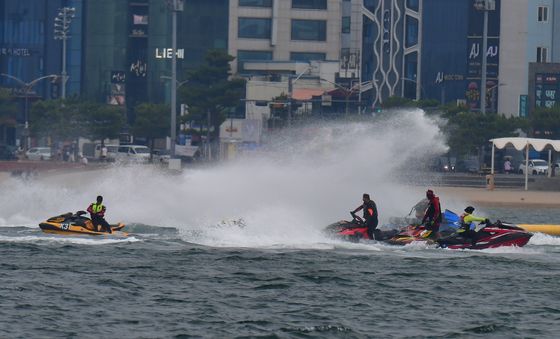 물보라 일으키는 수상오토바이