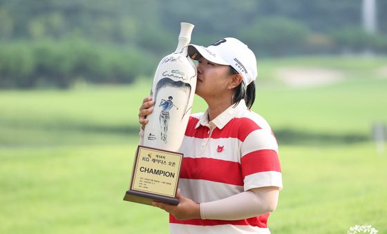 우승 트로피에 키스하는 신다인