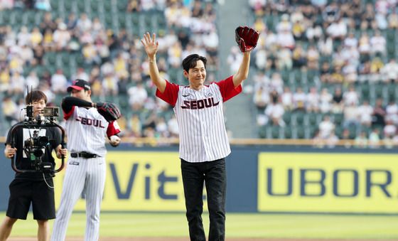 관중들에게 인사하는 이정재