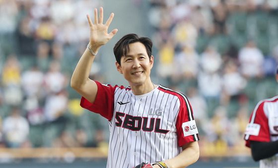 시구 마친 배우 이정재