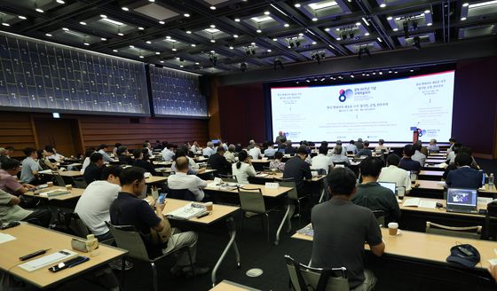 기조 강연하는 스티븐 코트킨 교수