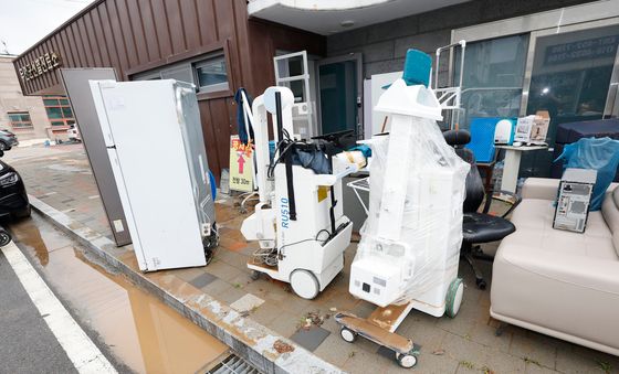 물에 잠겨 꺼내진 보건소 기기들