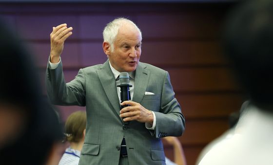 기조강연하는 스티븐 코트킨 스탠퍼드대 교수