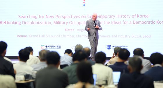 '스탈린과 한국' 강연하는 스티븐 코트킨 교수