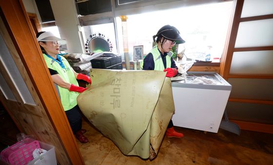 침수된 가게 정리하는 자원봉사