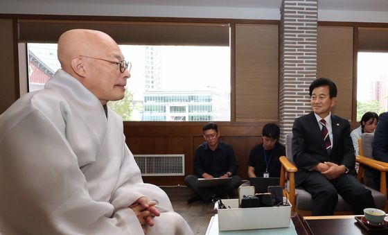 대화나누는 진우 스님과 정동영 장관