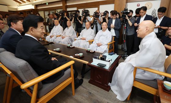 진우 스님 만나 대화하는 정동영 통일부 장관