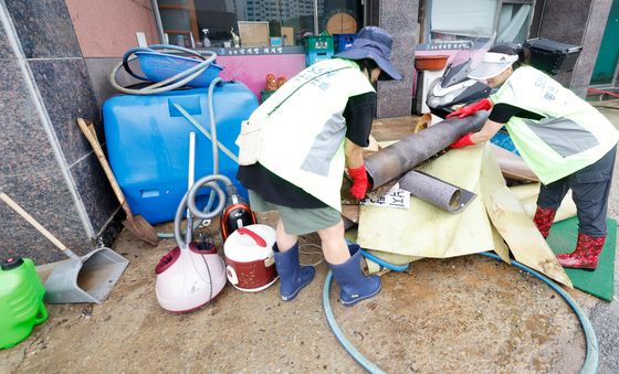 침수된 집기류 정리하는 봉사자들