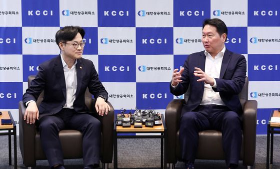 대화 나누는 김정관 장관과 최태원 회장