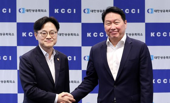 악수하는 김정관 장관과 최태원 회장