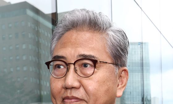 박진 전 외교장관, 굳은 표정으로 김건희 특검 출석