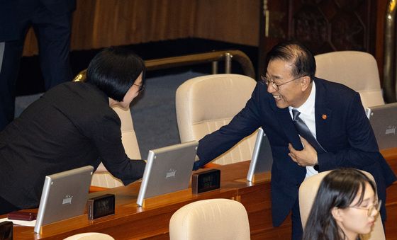 한성숙 중기부 장관과 인사 나누는 김윤덕 국토부 장관