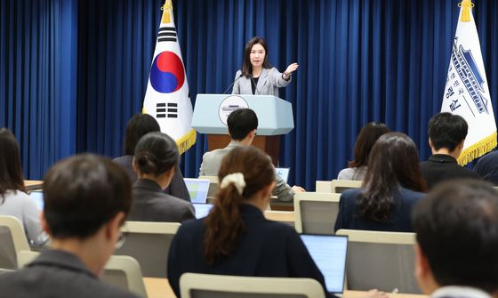 질문 받은 강유정 대변인