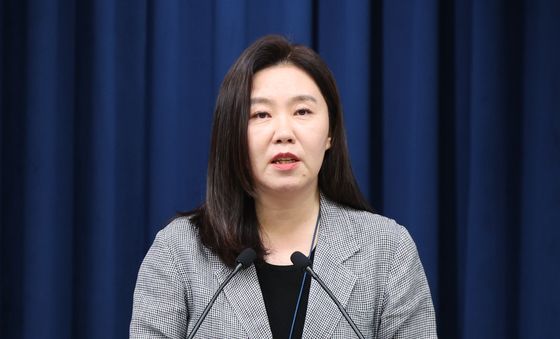 비서실장 주재 수석보좌관회의 브리핑하는 강유정 대변인