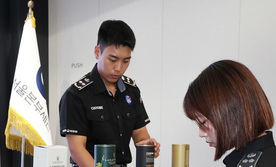 밀수된 초고가 위스키 공개