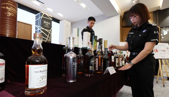 밀수된 초고가 위스키 공개하는 서울세관