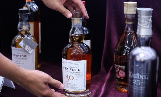 누가 그 비싼 위스키 밀수했나 했더니…