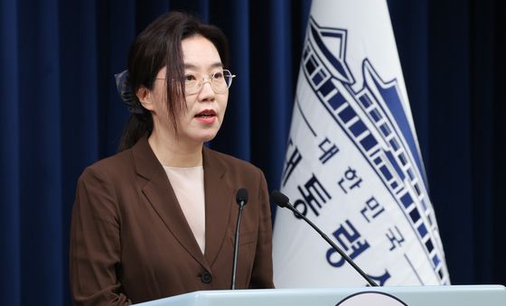 국민임명식 초청장 전달 브리핑하는 강유정 대변인