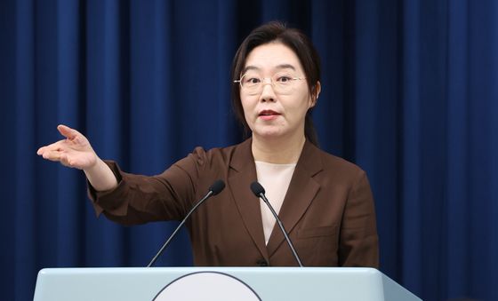 국민임명식 초청장 전달 브리핑하는 강유정 대변인