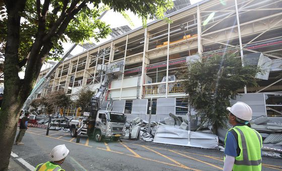 경북 영천 채신공단 화재로 부서진 주변 공장