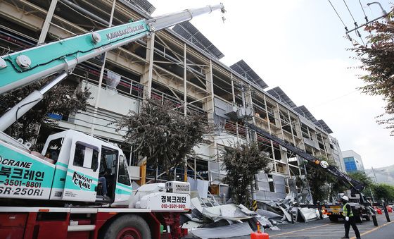 경북 영천 채신공단 화재로 부서진 주변 공장