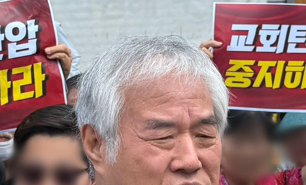 사랑제일교회 압수수색 중 취재진에 발언하는 전광훈 목사