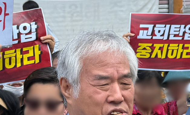 사랑제일교회 압수수색, 교회에서 나와 발언하는 전광훈 목사