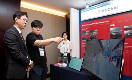 설명 듣는 배경훈 장관