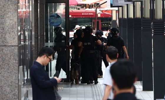 커뮤니티에 폭발물 테러 협박글, 신세계백화점 들어가는 경찰특공대