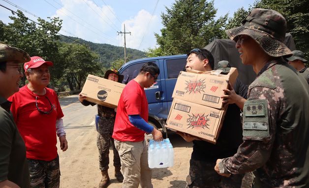 \'하루빨리 일상으로\'…대민지원 나선 육군 장병들