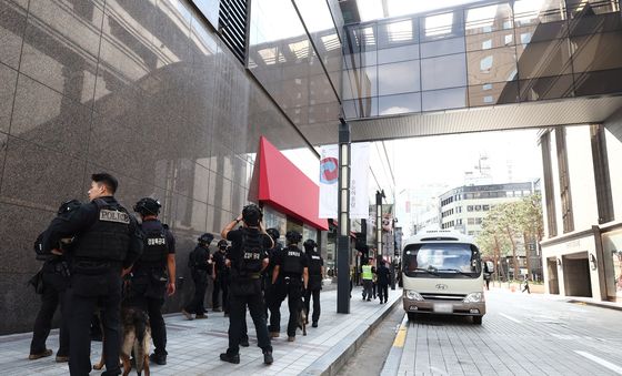 경찰, 신세계 백화점 폭발물 수색 종료…"폭발물 없어"