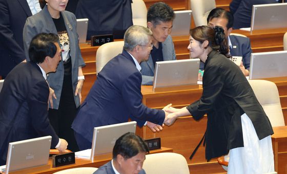 인사나누는 강선우 의원