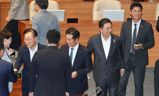 무제한토론 종결동의의 건 투표하는 정청래 대표와 김병기 원내대표