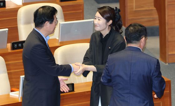 인사나누는 강선우 의원