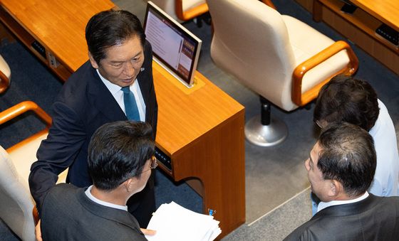 9시간 필리버스터 마친 노종면 의원 격려하는 정청래·김병기