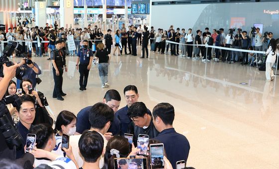 손흥민, 공항 찾은 팬 만나 일일이 사인