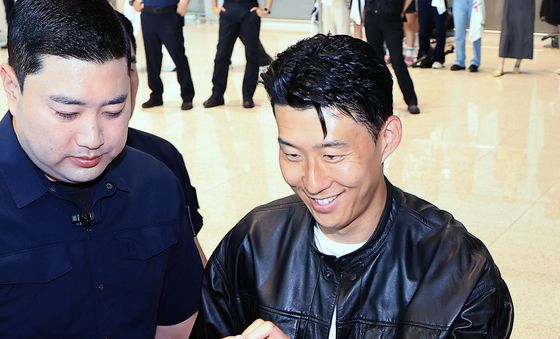 팬과 하트 만든 손흥민