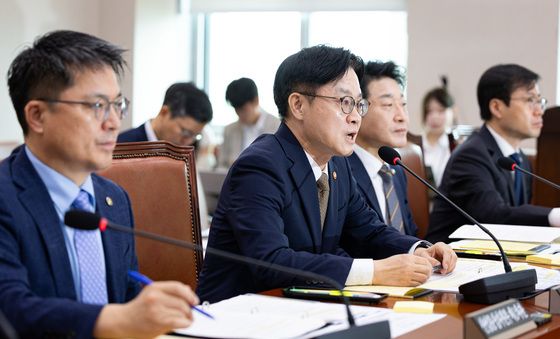 답변하는 김정관 산자부 장관