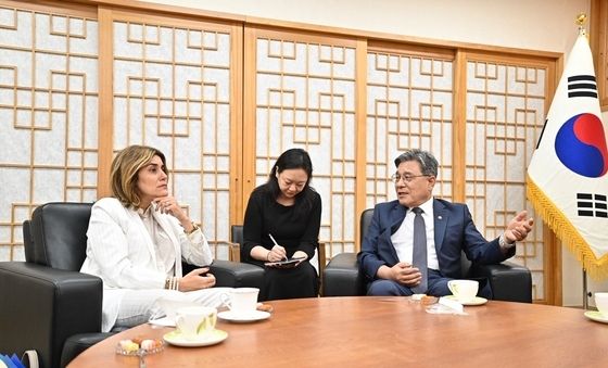 이크롬 사무총장과 대화하는 국가유산청장