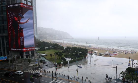 해운대해수욕장서 '세상에서 가장 큰 구조대원' 캠페인