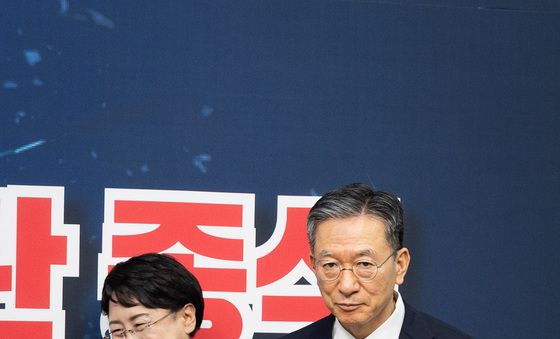 조국혁신당 찾은 정성호 법무부 장관