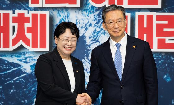 손 맞잡은 김선민 조국혁신당 당대표 권한대행과 정성호 법무부 장관